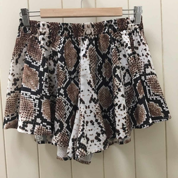 PrettyLittleThing shorts snakeskin print, flared, high waisted size 10. - Picture 12 of 15